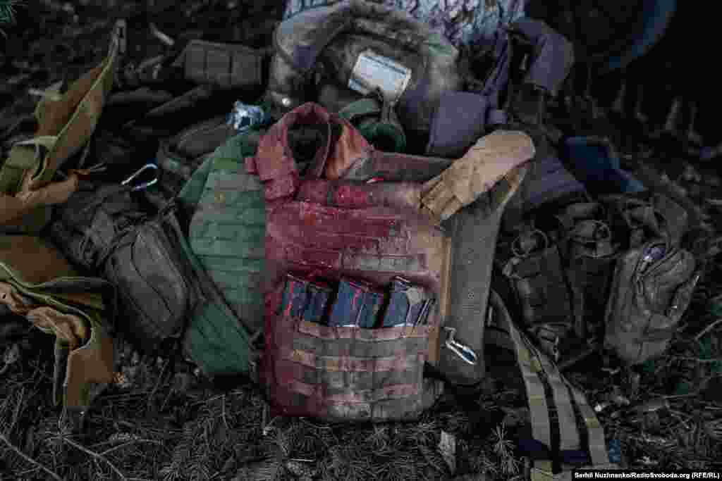 Україна отримає ракети, танки, і можливо, навіть, бойову авіацію та ще багато чого.  Але є ресурс, який неможливо відновити, і з яким союзники не допоможуть. Це – люди. На фото бронежилети, спорядження та аптечки загиблих і поранених українських військових. Десь під Соледаром Донецької області. Січень 2023 року. 6 грудня  – це день, коли в 1991 році український парламент ухвалив закон «Про Збройні сили України». Закон визначає ЗСУ як «військове формування, на яке відповідно до Конституції України покладається обов'язок обороняти України, захист її суверенітету, територіальної цілісності і недоторканності»