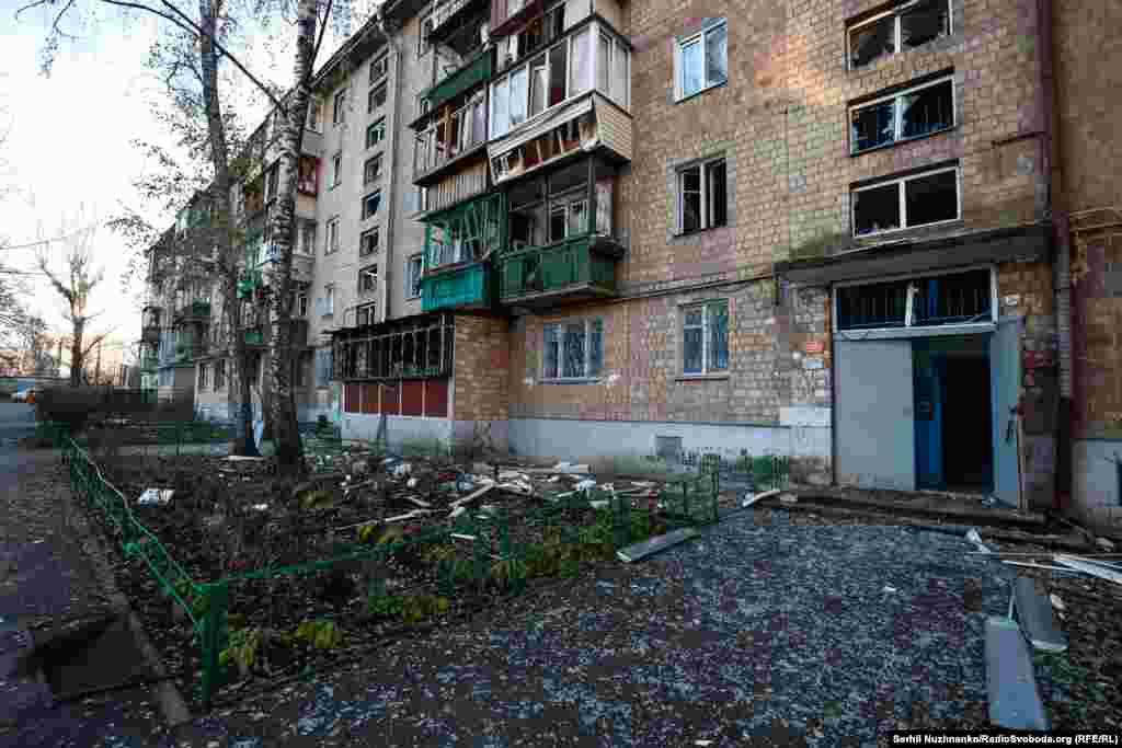 У Печерському та Подільському районах уламки впали на відкритій місцевості. У Солом'янському районі сталося руйнування на другому поверсі пʼятиповерхівки, але рятувальники деблокували двох жінок та евакуювали їх