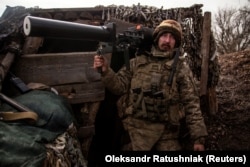 Боєць ЗСУ із антидроновою рушницею поблизу Горлівки. Такі засоби, що дозволяють перехопити канал керування БПЛА, в Силах оборони наразі – рідкість