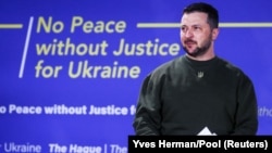 Президент України Володимир Зеленський перед виступом із промовою «Немає миру без справедливості для України». Гаага, Нідерланди, 4 травня 2023 року