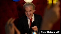 Ґерт Вілдерс, відомий своїми антиісласькими заявами, у виступі 22 листопада пообіцяв «повернути країну» нідерландцям і зупинити «цунамі мігрантів і шукачів притулку»