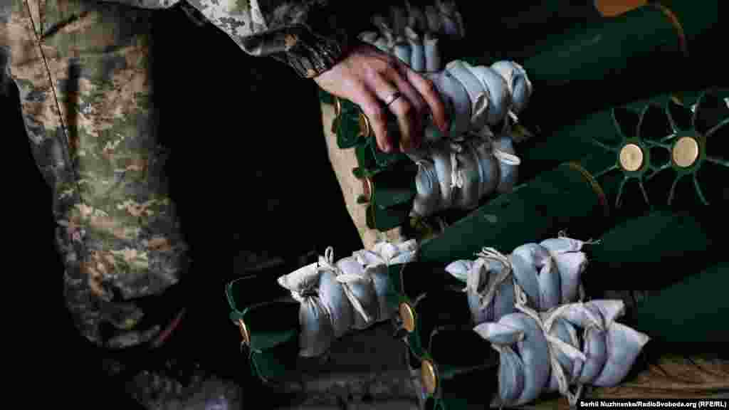 На заздалегідь визначену позицію мінометники приїжджають уже готові. Виставляють зв'язок, готують міни до бою і стають на чергування