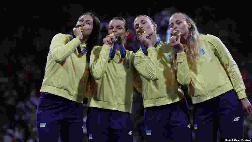 «Золото» у командному турнірі з фехтування на шаблях – друге в історії. Вперше українки вибороли його у 2008 році, тоді команду також врятувала Ольга Харлан, яка тільки починала свою професійну кар'єру  