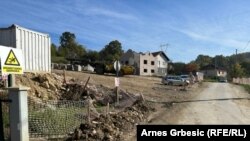 Ispred kuće porodice Kurtić nalazi se gradilište za trasu autoceste i tunel dug 220 metara. 8.11.2023