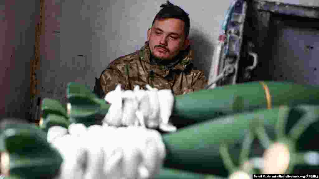 Влад (21 рік), як і багато військових, які понад рік на фронті, каже, що тяжко без заміни і ротацій, і на запитання, що він би сказав цивільним, відповідає: «Та що їм сказати... Хто пішов воювати, той молодець. Хто не пішов, то нехай готується»