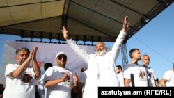 Баграт Галстанян (у центрі) заявив, що проведе ніч на площі