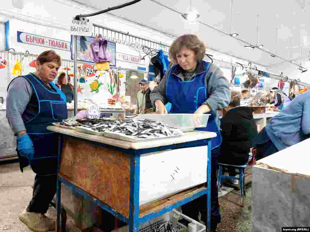 Самый ходовой товар сейчас – хамса. Однако цены на нее в этом году очень высокие, от 400 до 800 рублей за килограмм. Многие покупатели вынуждены довольствоваться размороженной хамсой, которая значительно дешевле, но и уступает по вкусовым качествам