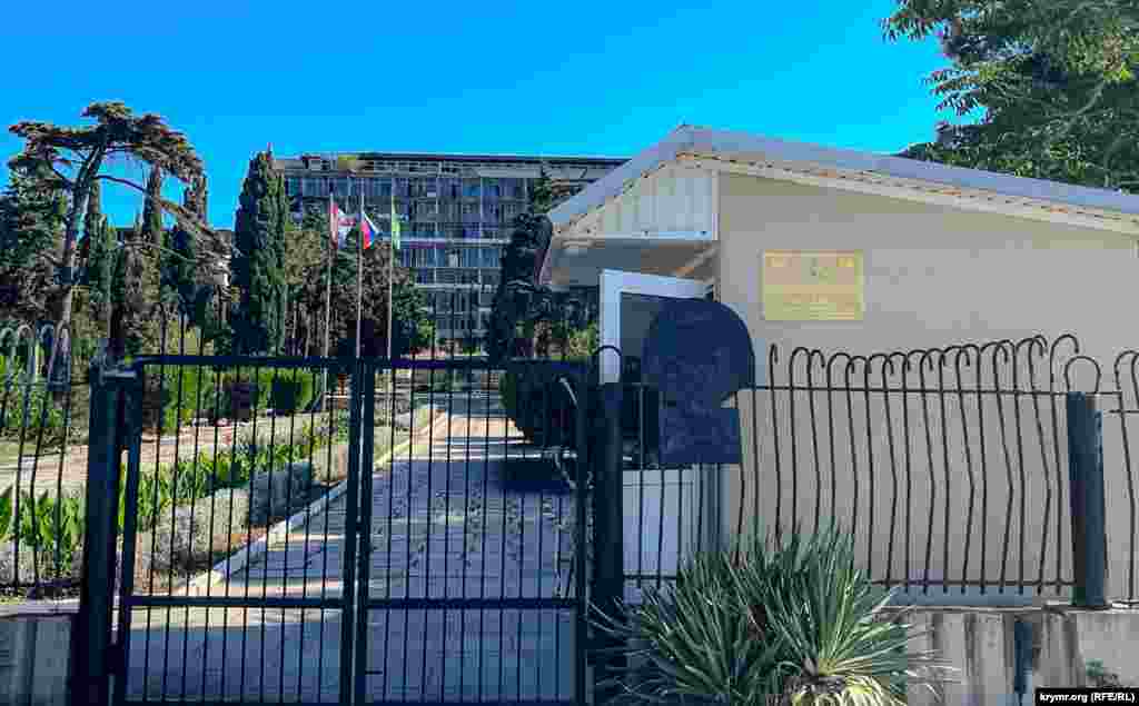 Біля хвіртки санаторію російського міністерства оборони «Судак»