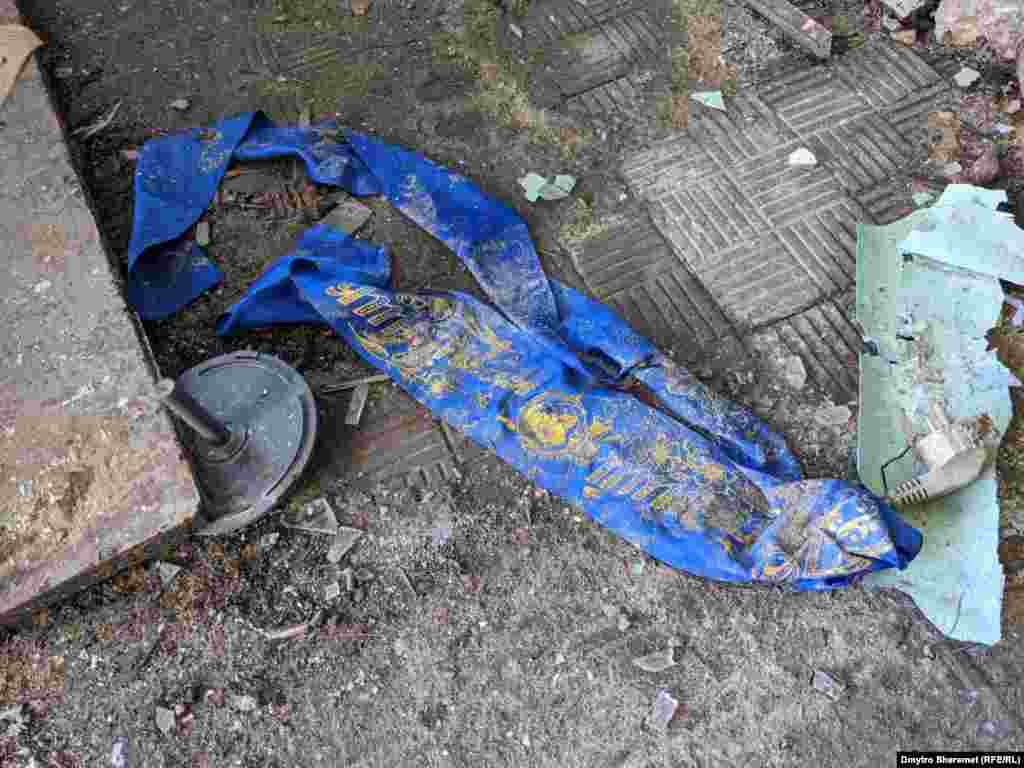 Випускна стрічка в зруйнованій школі