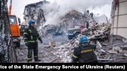 Рятувальні роботи на місці житлового будинку, який сильно постраждав від російського ракетного удару у Новогродівці Донецької області, Україна, 30 листопада 2023 року