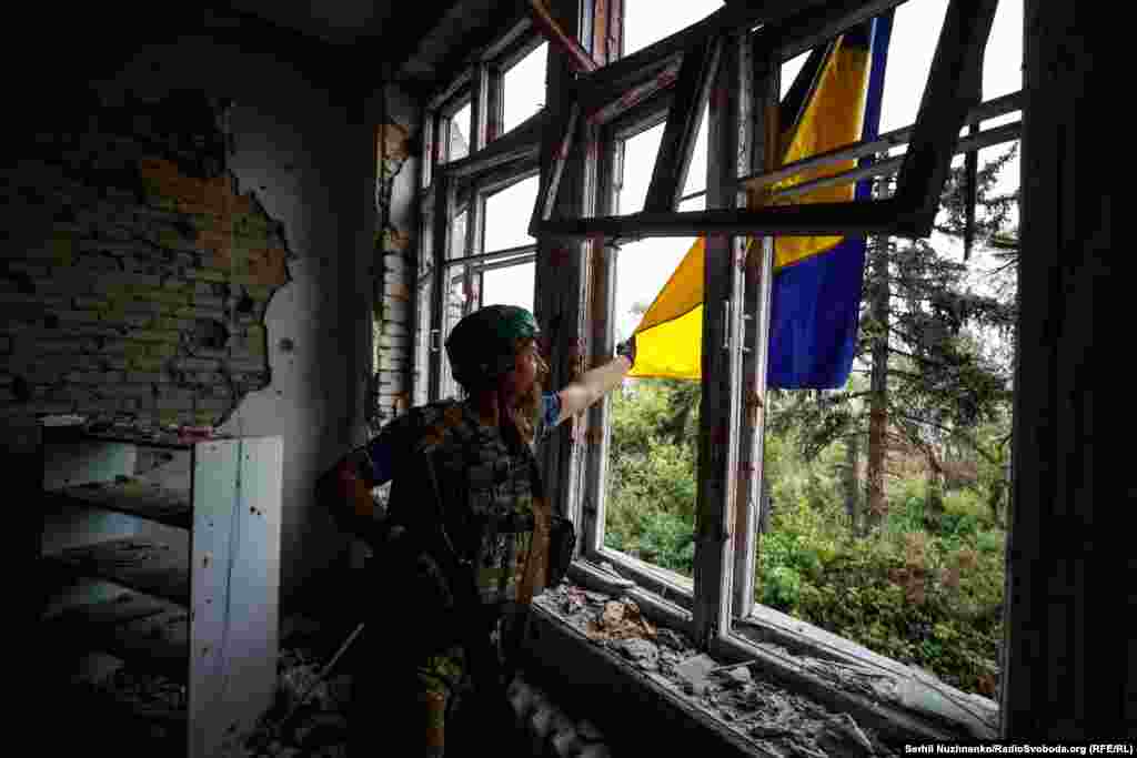 Український військовий із позивним «Борода» з 68-ї окремої єгерської бригади імені Олекси Довбуша розправляє український прапор у звільненому селі Благодатне на Донеччині. 17 червня 2023 року. День Збройних сил України набув особливого значення у 2014-му році – після початку агресії Росії, і став всенародним визначним днем в умовах повномасштабного вторгнення Росії. ЗСУ своїм затятим спротивом, оригінальними несиметричними діями, успіхом на фронті здивували весь світ і зруйнували міф про непереможність російської армії 