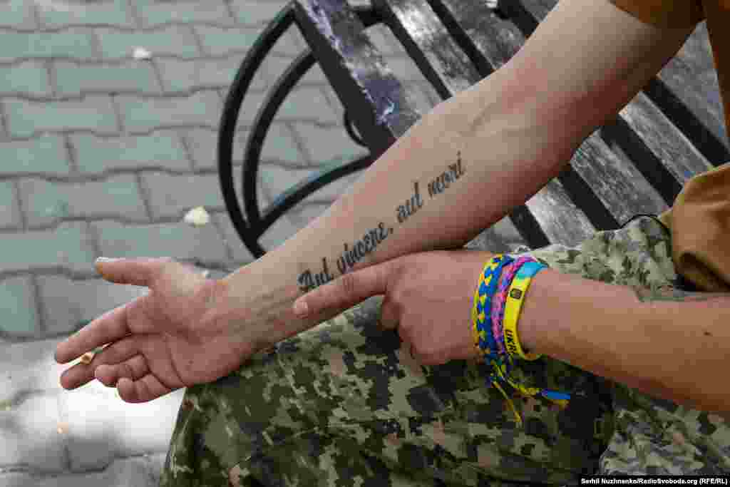 Український військовий з позивним «Шум», який після поранення лікується у шпиталі, показує своє тату з написом латиною: «Перемога або смерть». Кривий Ріг, серпень 2024 року