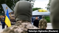 Президент України Володимир Зеленський на тлі винищувача F-16 у День Повітряних сил ЗСУ. Київська область, 4 серпня 2024 року