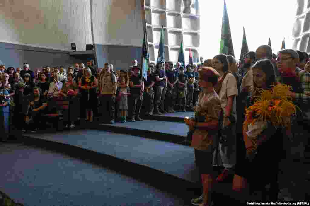 «Олександра встигла за 35 років зробити стільки гарних справ, скільки люди встигають зробити за все життя. Ті, хто прийшли сюди – нам всім сумно. У нас буде час сумувати. Зараз ми вшановуємо Олександру. І те, що вона встигла зробити. І якщо ми встигнемо щось зробити, ще щось для того, щоб у світі було більше дива – це найкращий спосіб її вшанувати», – сказав чоловік Олександри Максим