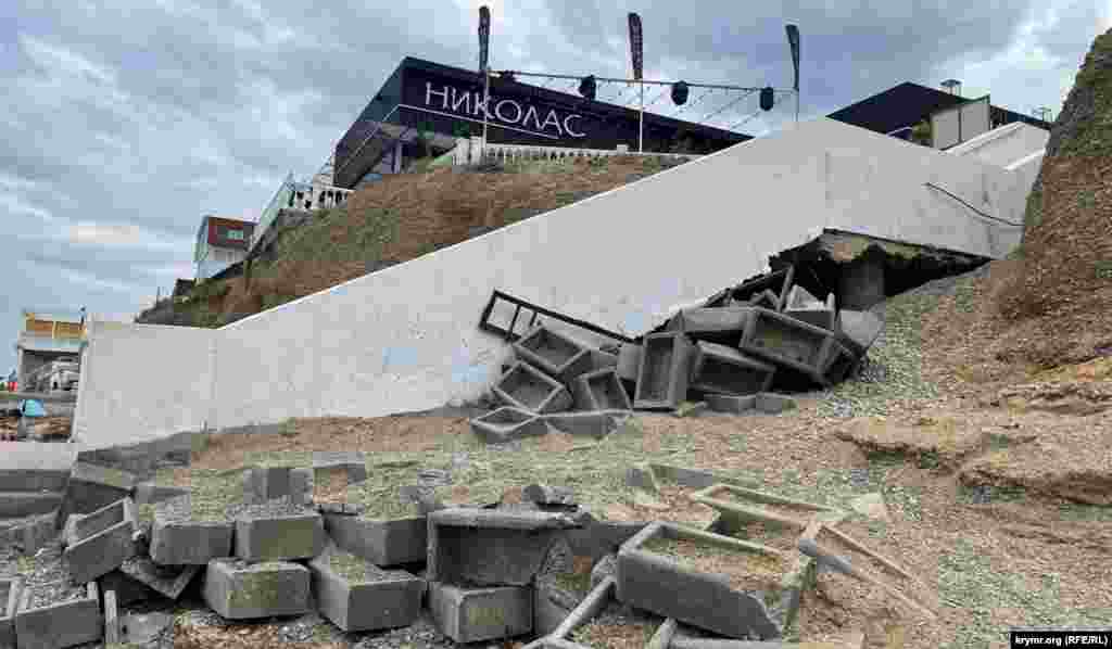 Кто-то явно просчитался, полагая, что одним  бетонным забором можно основательно решить вопрос с берегоукреплением   