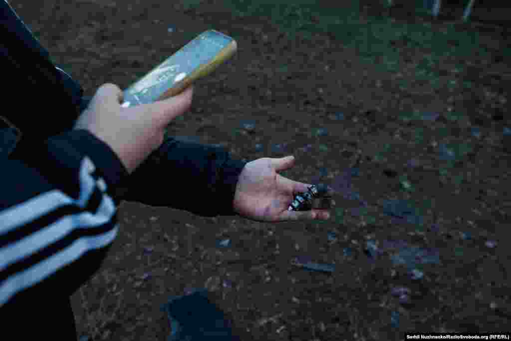 Підлітки фотографують деталі знищеного дрона-камікадзе