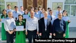 Zvanična fotografija na kojoj se vidi kako djeca iz turkmenskih sirotišta završavaju kurseve za informatiku i komunikacione tehnologije u maju 2024.