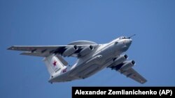 «Незрозуміло, чому російські пілоти мають почуватися комфортніше з думкою про те, що їхні наземні засоби протиповітряної оборони є настільки некомпетентними», – зазначають в ISW про версію, що літак А-50 був знищений російською ППО