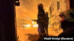 На місці влучання у приватний будинок виникла пожежа. Фото архівне