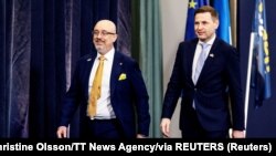 Міністр оборони України Олексій Резніков (ліворуч) і міністр оборони Естонії Ханно Певкур на неформальній зустрічі міністрів оборони країн ЄС. Місто Мерста, що неподалік Стокгольму, Швеція, 8 березня 2023 року