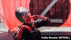 Перфоманс перед російським посольством 9 травня 2023, Прага