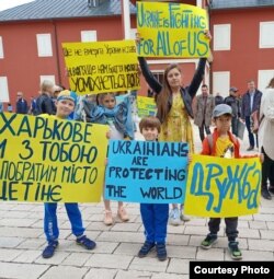 Родина на мітингу на підтримку України