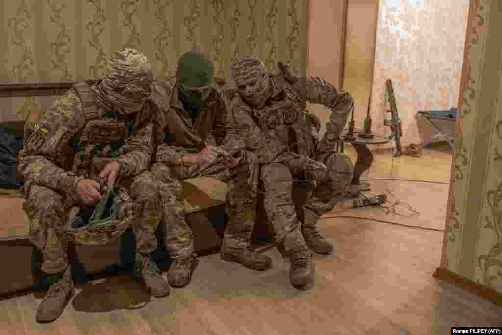 «Кузя» (у центрі) навчався в українській школі снайперів під керівництвом досвідчених бійців. Але і про навички російських снайперів відгукується схвально. «Давайте будемо чесними, найкращі снайпери тренуються в Америці... та в Росії. Вони все життя воюють – в Афганістані та в Чечні», – сказав він, додавши: «Не можна казати, що ворог слабший»