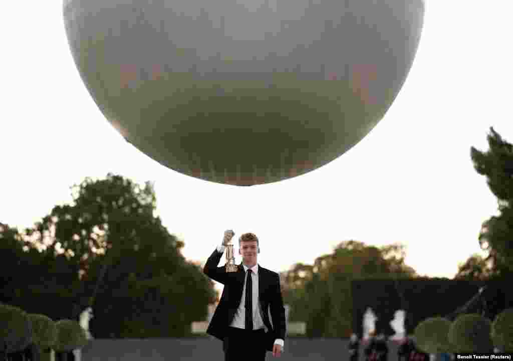 Французький плавець Леон Маршан завоював найбільшу кількість золотих медалей серед спортсменів на Олімпійських іграх-2024.  В активі Маршана чотири золоті нагороди. Також француз виграв одну бронзову медаль у чоловічій естафеті 4х100 м. Щоправда, головним мультичемпіоном став не він, а Чжан Юйфей з Китаю, яка на Іграх виграла шість нагород: 1 срібну та 5 бронзових