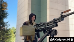 Глава Чечни Рамзан Кадыров у пулемета, установленного на электромобиль Tesla Cybertruck