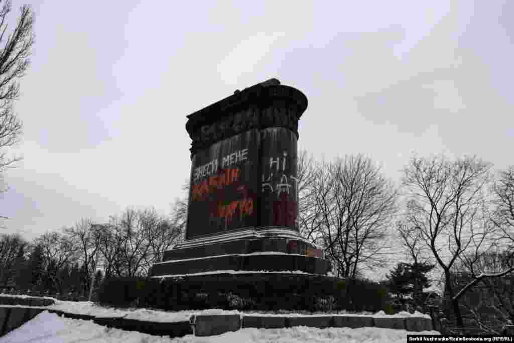 Порожній постамент де був розташований пам'ятник Миколі Щорсу. Ким він був і які його «заслуги», читайте за лінком