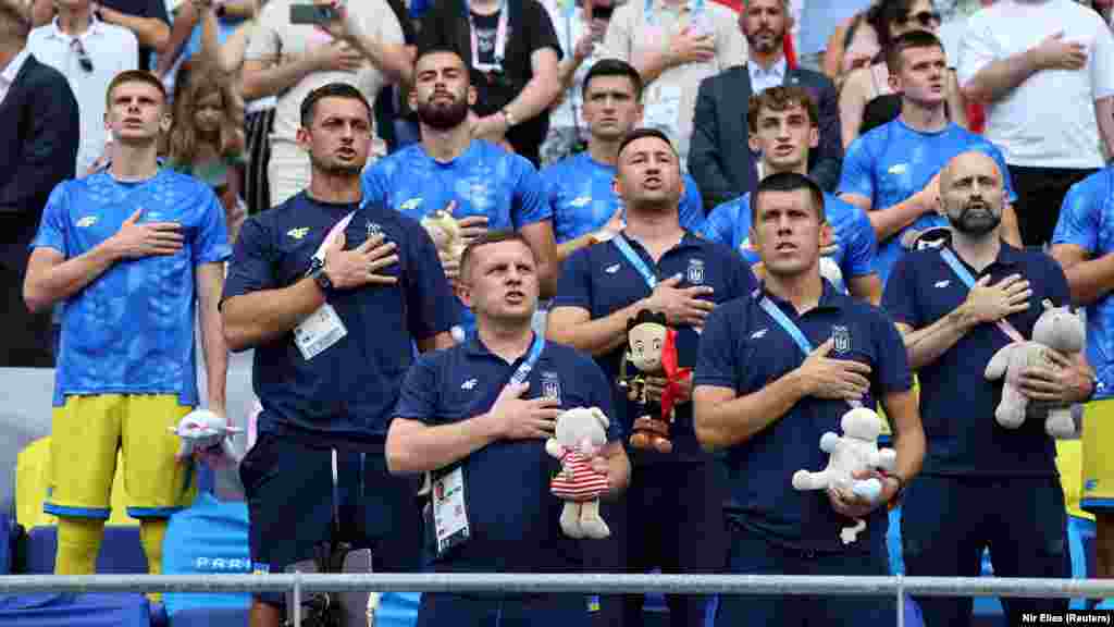 Тренери та запасні гравці команди під час футбольного матчу Україна – Аргентина вийшли з іграшками. Таким чином вони нагадали про українських дітей, яких вбиває Росія ракетами