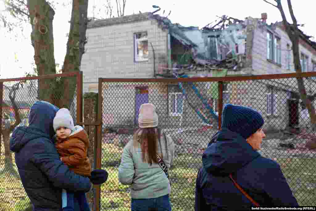 Російські військові регулярно атакують українські населені пункти з різних видів озброєння – ударними БПЛА, ракетами, РСЗВ. Москва, попри докази та свідчення, з початку масштабного вторгнення заперечує обстріли цивільних в Україні.