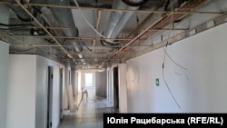 У коридорі на другому поверсі