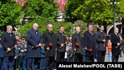 Російський лідер Володимир Путін (у центрі) з керівниками інших пострадянських країн, 9 травня 2023 року