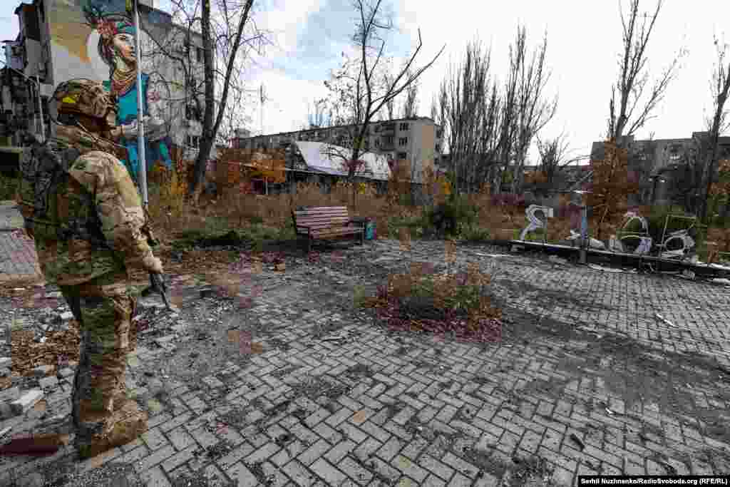 Колись тут була фотозона, гралися діти, зустрічалися закохані