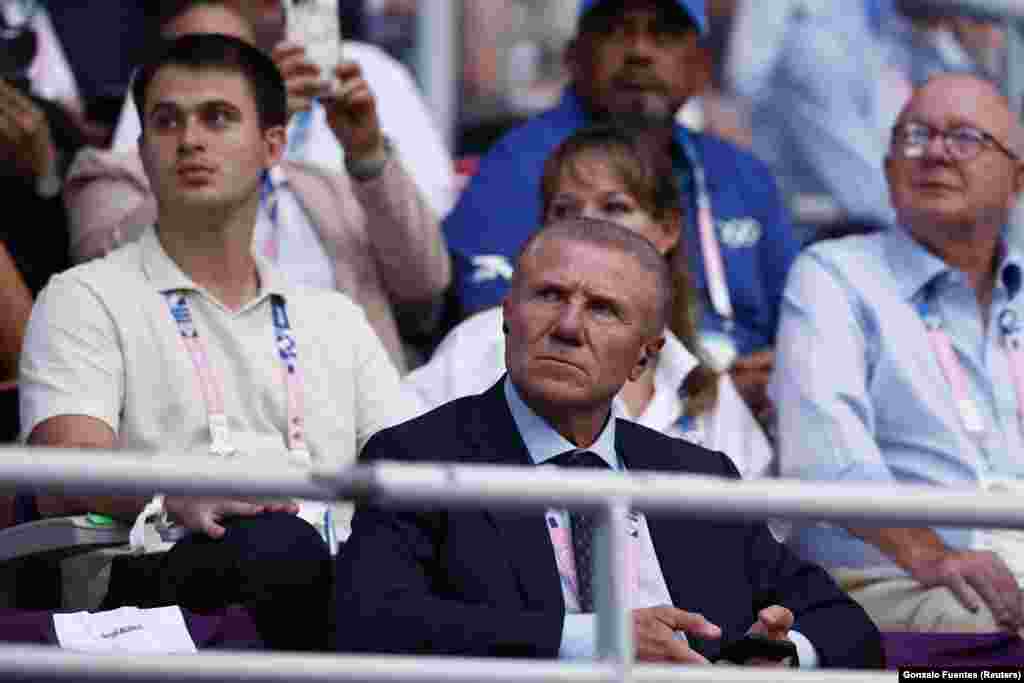 Колишній президент НОК України Сергій Бубка на Олімпіаді-2024 потрапив у скандал. Він вручив німецькій гімнастці російського походження Дар'ї Варфоломієвій золоту медаль. Його розкритикували у соціальних мережах, адже спортсменка виступала у тимчасово окупованому Криму у 2021 році