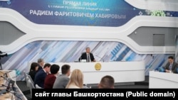 Радий Хабиров во время "Прямой линии", Уфа, Башкортостан, 29 ноября 2023 года.