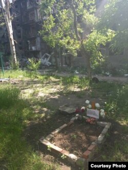 Могила Володимира Рудакова на подвір’ї. Фото з особистого архіву родини