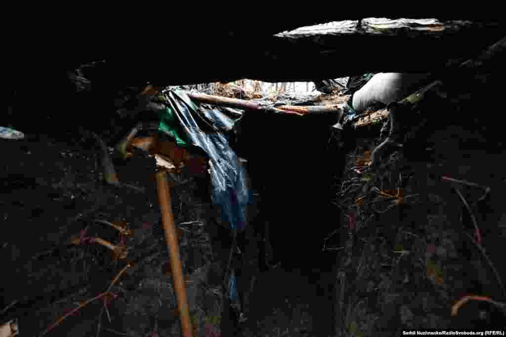 Військові показують місце, де загинув їхній побратим Ігор Завальнюк. &laquo;Саме сюди був прямий прихід &laquo;Граду&raquo;, і тут він загинув. Співчуття всій родині, не можемо його не пам&#39;ятати, людина була золота. Якщо родина побачить, прочитає, знайте, ваш чоловік, тато не так просто загинув. Він був воїном&raquo;, &ndash; говорить &laquo;Липа&raquo;