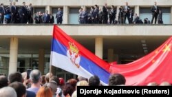 Ilustrativna fotografija, okupljeni građani ispred Palate Srbija u Beogradu tokom posete predsednika Kine Si Đinpinga, 8. maj 2024.