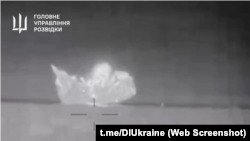 Скріншот відео атаки безекіпажними катерами патрульного корабля Чорноморського флоту Росії «Сергій Котов», опублікованого ГУР України