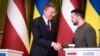 Президент України Володимир Зеленський і президент Латвії Едгарс Рінкевичс (ліворуч). Київ, 24 листопада 2023 року