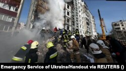 Пошуково-рятувальні роботи на місці удару в Умані, 28 квітня 2023 року