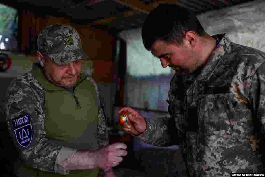 Військовослужбовці 93-ї окремої механізованої бригади «Холодний Яр» «б'ються» крашанками