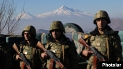 Группа армянских военных, иллюстративное фото