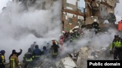 Розбирання завалів після влучення російської ракети у житловий будинок. Харків, 23 січня 2024 року