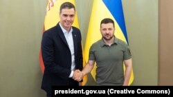 Президент України Володимир Зеленський і прем’єр-міністр Іспанії Педро Санчес (ліворуч). Київ, 1 липня 2023 року