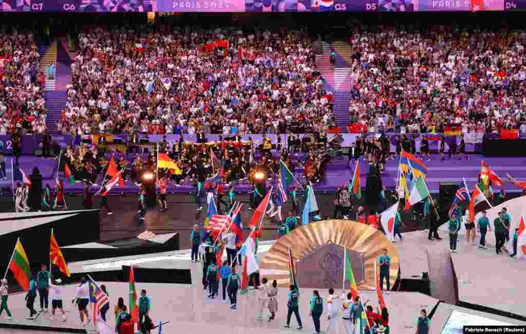 Ще одна суттєва відмінність від Відкриття: МОК вирішив допустити до церемонії спортсменів з Росії та Білорусі, які виступають під нейтральним прапором. Хоча – і без гімнів та прапорів