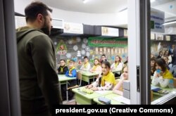 Президент України Володимир Зеленський під час відвідин «метрошколи» на станції Харківського метрополітену «Університет». Харків, 30 листопада 2023 року