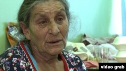 Говорячи про тісноту, в якій сім'я живе вже півтора року, жінка починає витирати сльози піл очима.